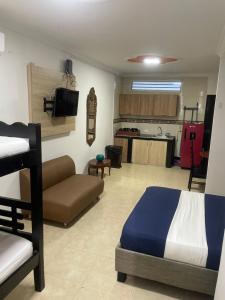 um quarto com uma cama, um sofá e uma cozinha em Alojamientos Cartagena Edificio Los Delfines em Cartagena das Índias