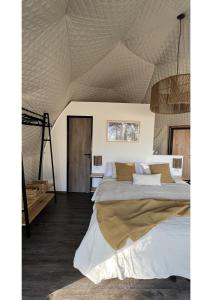 Schlafzimmer mit einem großen Bett und einer Decke in der Unterkunft Deer Glamping in Ciudad Lujan de Cuyo
