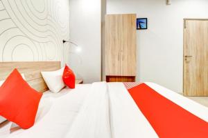 Un pat sau paturi într-o cameră la JPS DELIGHT HOTEL