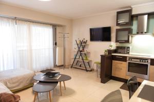 een woonkamer met een bed, een tafel en een keuken bij Chris & Mary comfort rooms Thessaloniki center in Thessaloniki