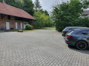 two cars parked in the driveway of a house at Zimmer in Jembke in Jembke