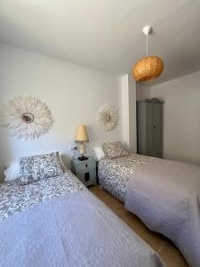 1 Schlafzimmer mit 2 Betten und 2 Lampen in der Unterkunft El Mirador de Velez Blanco in Vélez-Blanco