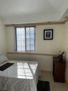 1 dormitorio con cama y ventana en Hidden Oasis in Mandeville, en Mandeville