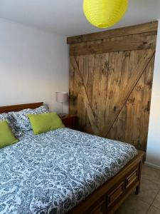 ein Schlafzimmer mit einem Bett mit einer Holzwand in der Unterkunft Refugio Renacer in Pisco Elqui