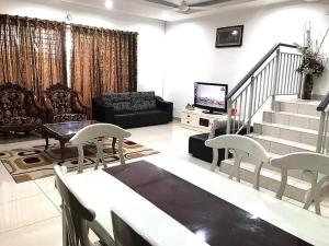 Posezení v ubytování 6BR Corner 3-storey House WIFI, Netflix, Aircond