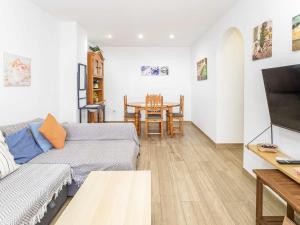 TV a/nebo společenská místnost v ubytování Apartamento en la Playa con Patio Privado