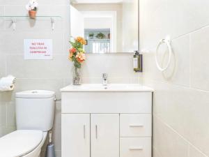 Koupelna v ubytování Apartamento en la Playa con Patio Privado + 37 fotografií