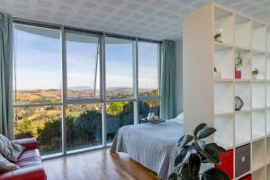 1 dormitorio con cama y ventana grande en Lo Spettacolo, en Macerata