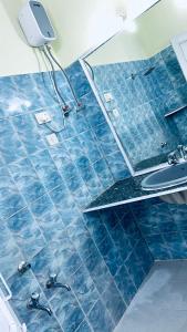 Koupelna v ubytování Chandrajyoti Villa 2 Garden Facing.