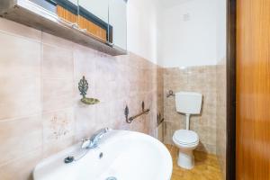 een badkamer met een witte wastafel en een toilet bij Villa Pinheiro in Albufeira +28 foto's