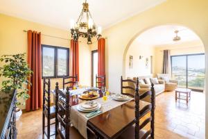 comedor y sala de estar con mesa y sillas en Villa Pinheiro, en Albufeira