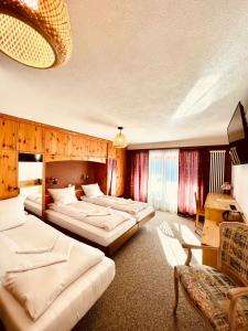ein Zimmer mit einem Haufen Betten darin in der Unterkunft Hotel Old JNN in Klosters Serneus
