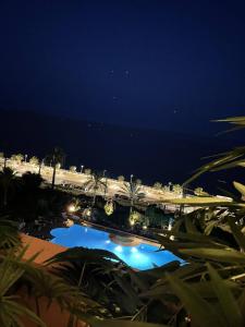 vista sulla piscina di notte di BY NEPTUNE - la Palme Riviera Beach and Pool view a Cannes