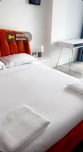 Luxe Place A tesisinde bir odada yatak veya yataklar