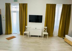 sala de estar con 2 sillas y TV de pantalla plana en (J2) Nuevo 5 personas Super centrico Retiro lujo, en Madrid