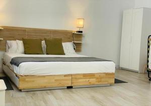 1 dormitorio con 1 cama grande y cabecero de madera en (J2) Nuevo 5 personas Super centrico Retiro lujo, en Madrid