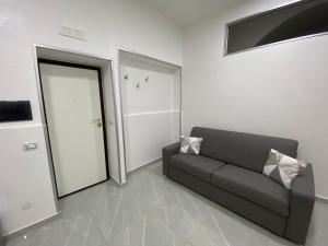 un soggiorno con divano di fronte a una porta di Le 3 Sorelle House a Napoli