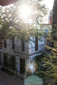 a building with a balcony and a swimming pool at Hotel Casa Mixteca in Huajuapan de León