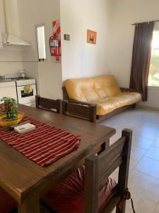 ein Wohnzimmer mit einem Sofa und einem Tisch in der Unterkunft Complejo Rincon del Uruguai in Colón