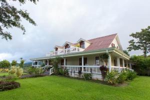 B&B Rosa Dei Venti في Tronadora: منزل أبيض كبير مع ساحة كبيرة