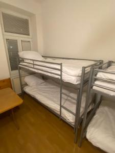 Ce dortoir comprend 2 lits superposés et une fenêtre. dans l'établissement Cheap Apartment for 8 people. Vienna. 10th district, à Vienne