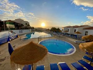 Bazén v ubytování Seaview Townhouse in Puerto Santiago & Los Gigantes nebo v jeho okolí