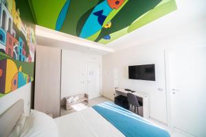 1 dormitorio con cama y escritorio en HAPPYROOMS, en Bacoli