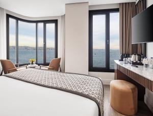 um quarto de hotel com uma cama e vista para a água em Dream Inn Karaköy Bosphorus em Istambul