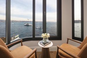 Habitación con ventanas y vistas al agua. en Dream Inn Karaköy Bosphorus, en Estambul