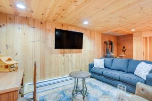 TV at/o entertainment center sa Charming Tamworth Cabin with Grill and Fireplace