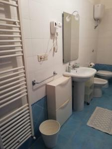 uma casa de banho com um lavatório, um WC e um espelho. em Residence Le Villette em Ravello