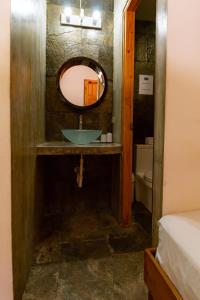 a bathroom with a sink and a mirror at Hostel Villa Vento Surf in Santa Catalina