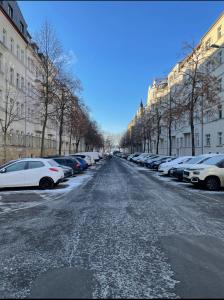 een straat met auto's aan de kant van de weg bij Charles & Kätchen living Gohlis in Leipzig +6 foto's