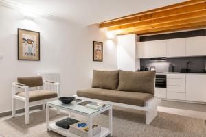 a living room with a couch and a table at Azinheira Suites Townhouse - Alojamento Turístico in Elvas