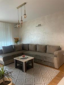 a living room with a couch and a coffee table at MANHATTAN APARTMAN Belvil in Belgrade