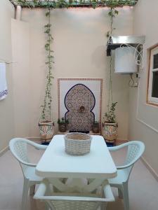 un tavolo bianco con sedie in una stanza di Maison d'hôte Najah a Khenifra