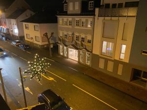 een uitzicht op een straat met een kerstster bij WORKATION I Bali Taunus I 6 Personen viel PlatzI Waschmaschine I Trockner I Balkon in Kelkheim