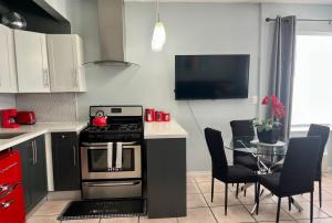 Kuchyň nebo kuchyňský kout v ubytování Ocean Dream by the Beach + 16 fotografií