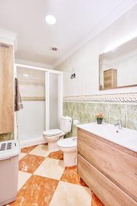 een badkamer met een toilet, een wastafel en een bad bij Holidays Beach Torrox - 6 in Morche