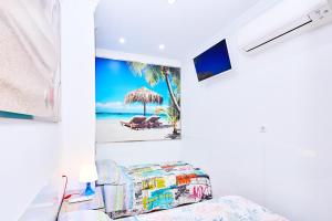 een kamer met een bed en een strand met een parasol bij Holidays Beach Torrox - 6 in Morche