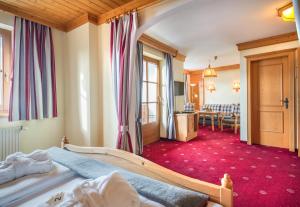 Ein Bett oder Betten in einem Zimmer der Unterkunft Hotel Häuserl im Wald