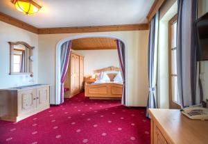 Ein Bett oder Betten in einem Zimmer der Unterkunft Hotel Häuserl im Wald