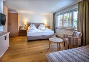 Ein Bett oder Betten in einem Zimmer der Unterkunft Hotel Häuserl im Wald