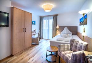 Ein Bett oder Betten in einem Zimmer der Unterkunft Hotel Häuserl im Wald