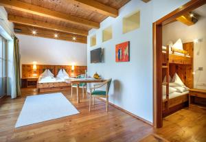 Ein Bett oder Betten in einem Zimmer der Unterkunft Hotel Häuserl im Wald