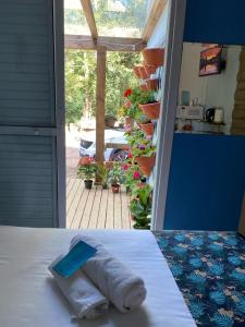 uma toalha numa cama com vista para um pátio em Pousada Wit em Palmeira