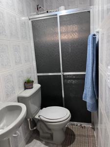 La salle de bains est pourvue de toilettes et d'un lavabo. dans l'établissement Casa de Alice, à Búzios