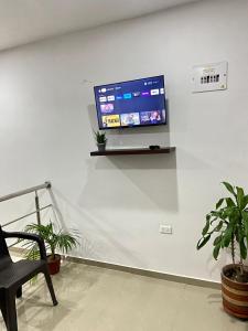 En TV eller et underholdningssystem på Acogedor Apartamento Cercano al Aeropuerto Ernesto Cortissoz