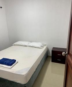 Uma cama ou camas num quarto em Acogedor Apartamento Cercano al Aeropuerto Ernesto Cortissoz