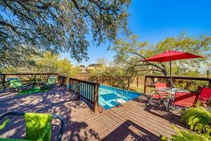 une terrasse avec une table, un parasol et une piscine dans l'établissement San Antonio House with Pool about 9 Mi to Lackland AFB!, à San Antonio